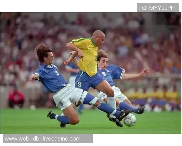 足球传奇之路:从青涩少年到世界巨星的奋斗与荣耀